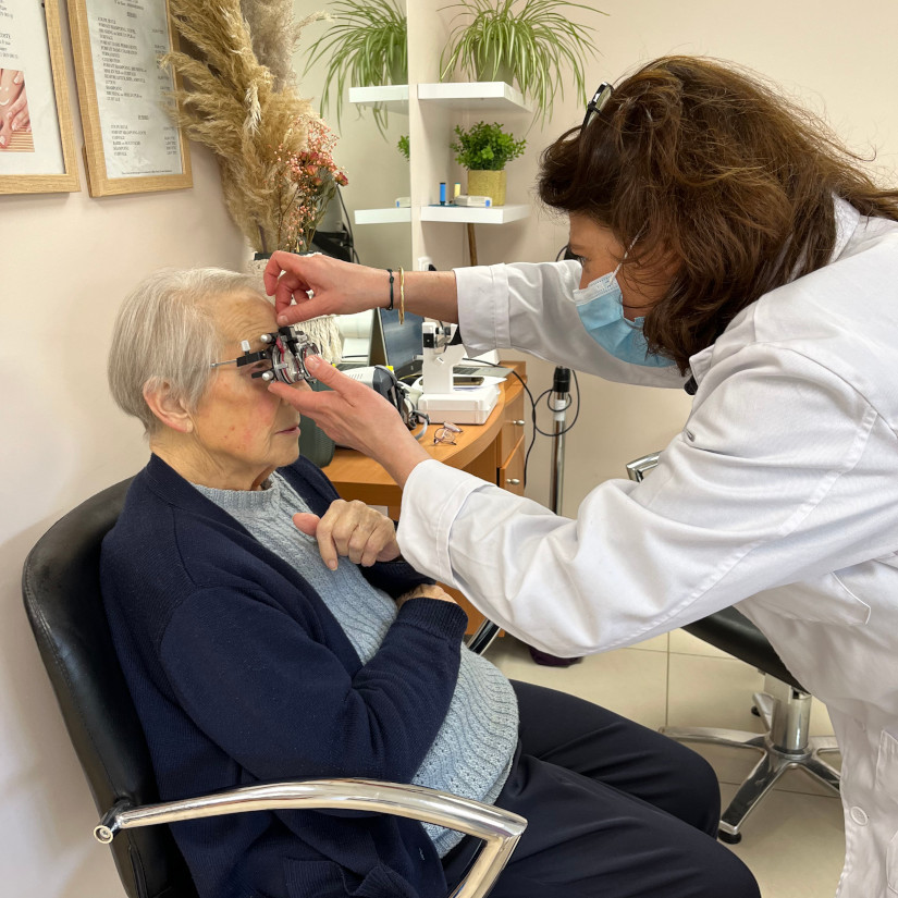 L'opticienne Anne-Laure JOUBERT fait un depistage visuel