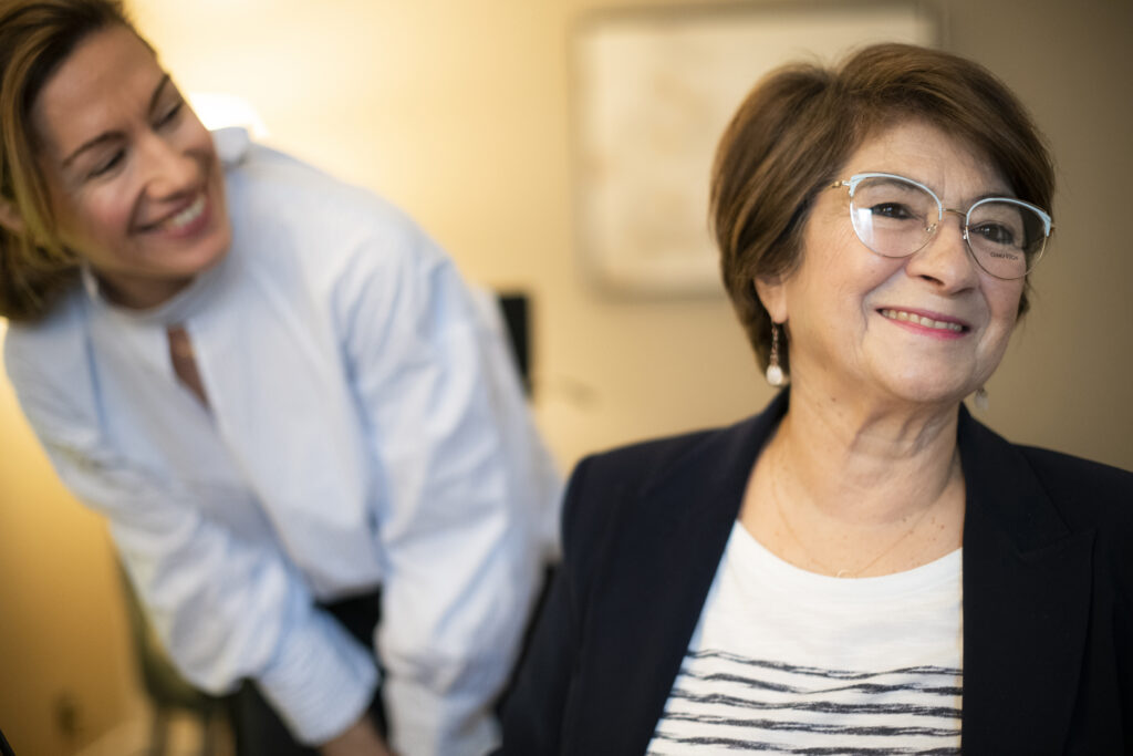 Sénior satisfaite de son rendez-vous avec son opticienne
