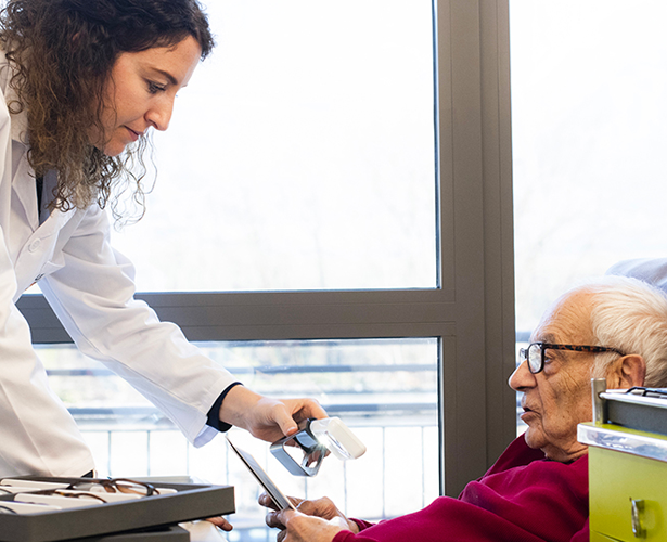 opticienne et senior avec loupe basse vision