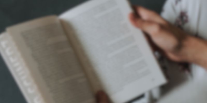 Livre flou pour montrer la vue en tant qu'hypermétrope