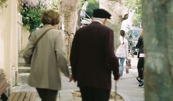 Deux seniors se baladant dans la rue