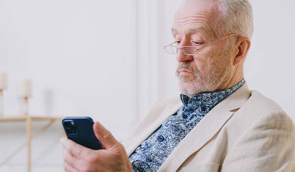 Lumière bleue : quels dangers, comment s'en protéger ?