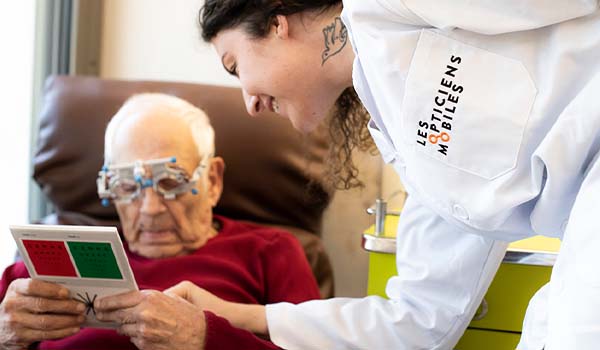 Opticienne Mobile visite l'un de ses patients en EHPAD