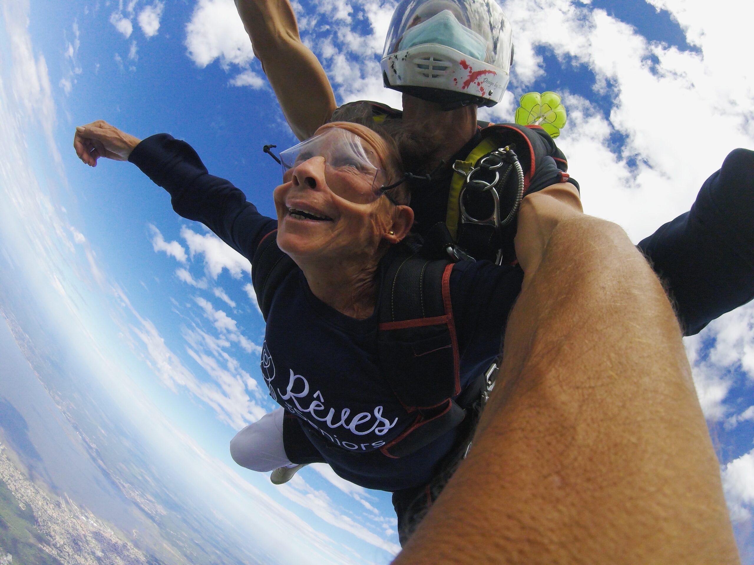 Saut en parachute dans le cadre de l'opération de Rêves de seniors de la Silver Alliance