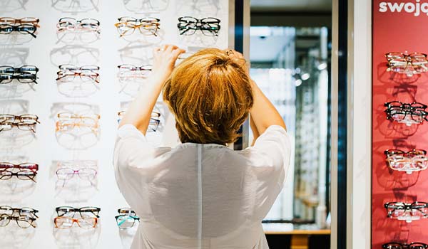 Mur de montures dans un magasin d'opticiens