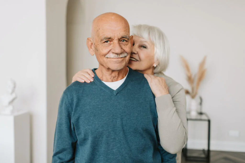 Couple de seniors impacté par l'augmentation du coût du bien vieillir à domicile