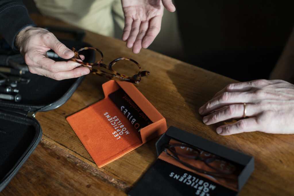 Lunettes de vue dans un étui "Les Opticiens Mobiles" avec sa chamoisine.