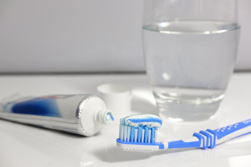 Se brosser les dents régulièrement pour une bonne hygiène bucco-dentaire.
