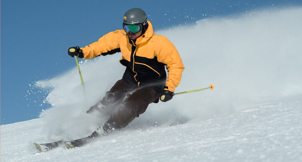 Skieur dévalant la piste