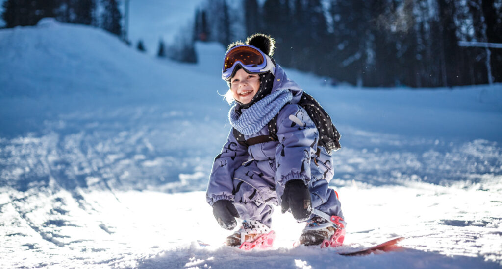 Enfant faisant du snowboard