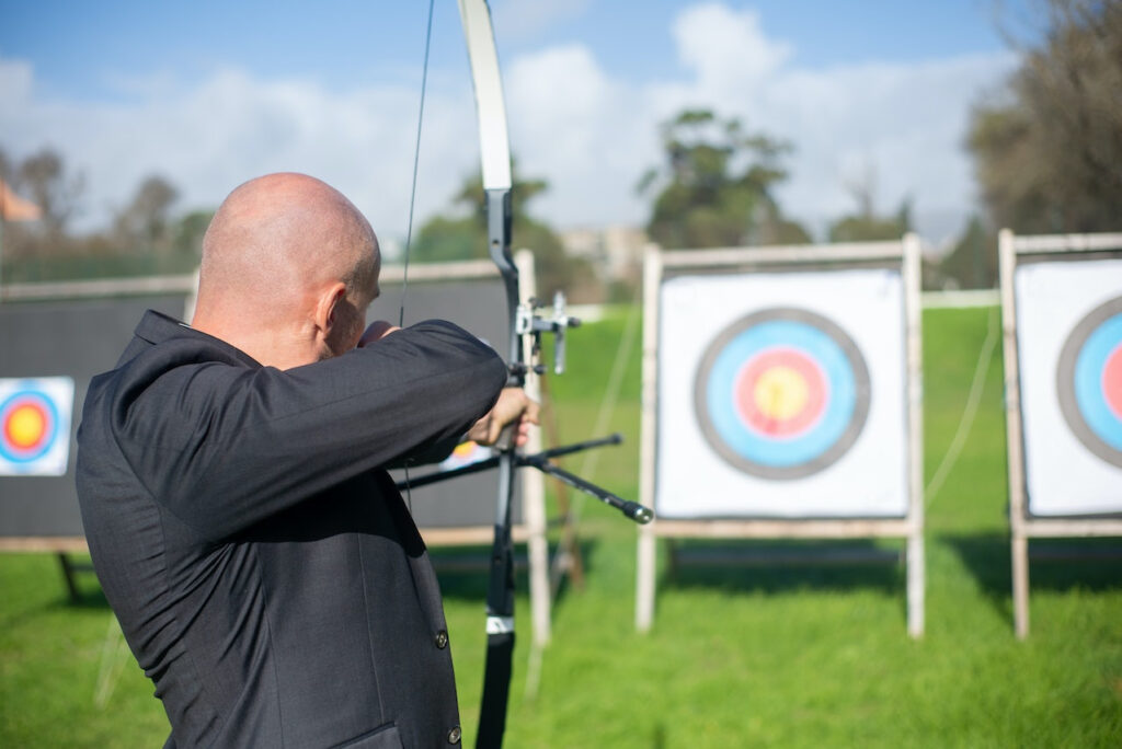 Les sports de précision, comme le tir à l'arc, développent les acuités visuelles.